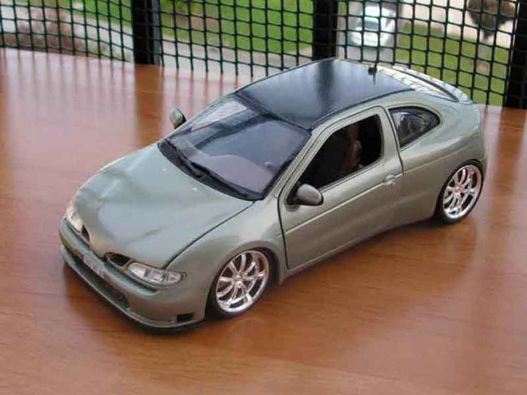 Renault Megane Base Maxi tilleul carbone 1/18 Anson