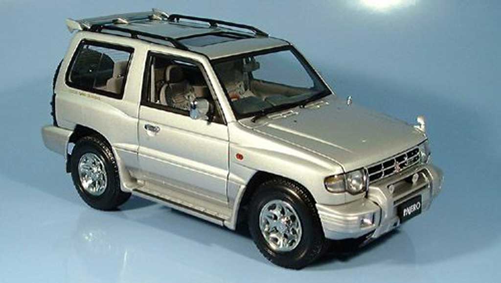 Mitsubishi Pajero 1/18 Autoart swb argent 1998 diecast model cars