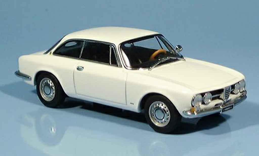 Alfa Romeo 1750 GTV 1/43 Autoart GTV white 1967 diecast model cars