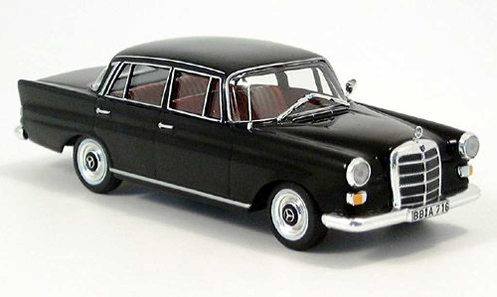 Mercedes 200 1/43 IXO D (W110) black diecast model cars