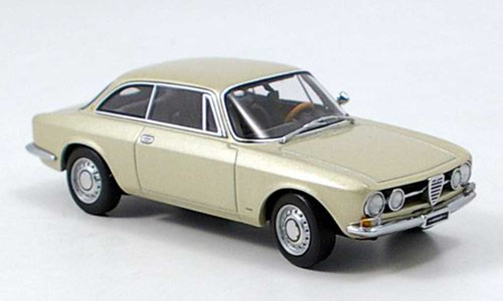 Alfa Romeo 1750 GTV 1/43 Autoart GTV beige 1967 diecast model cars