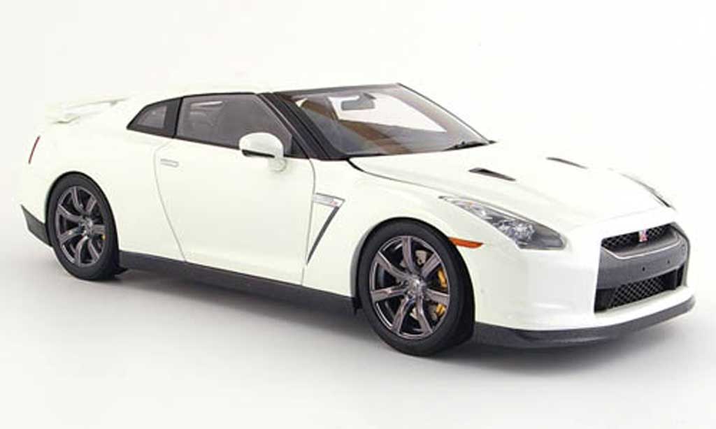 Nissan Skyline R35 1/18 Kyosho R35 gt-r premium edition white diecast model cars
