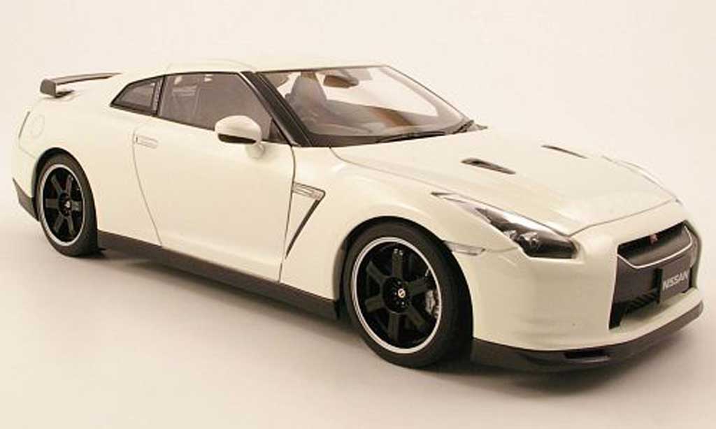 Nissan Skyline R35 1/18 Autoart R35 gtr spec v white diecast model cars