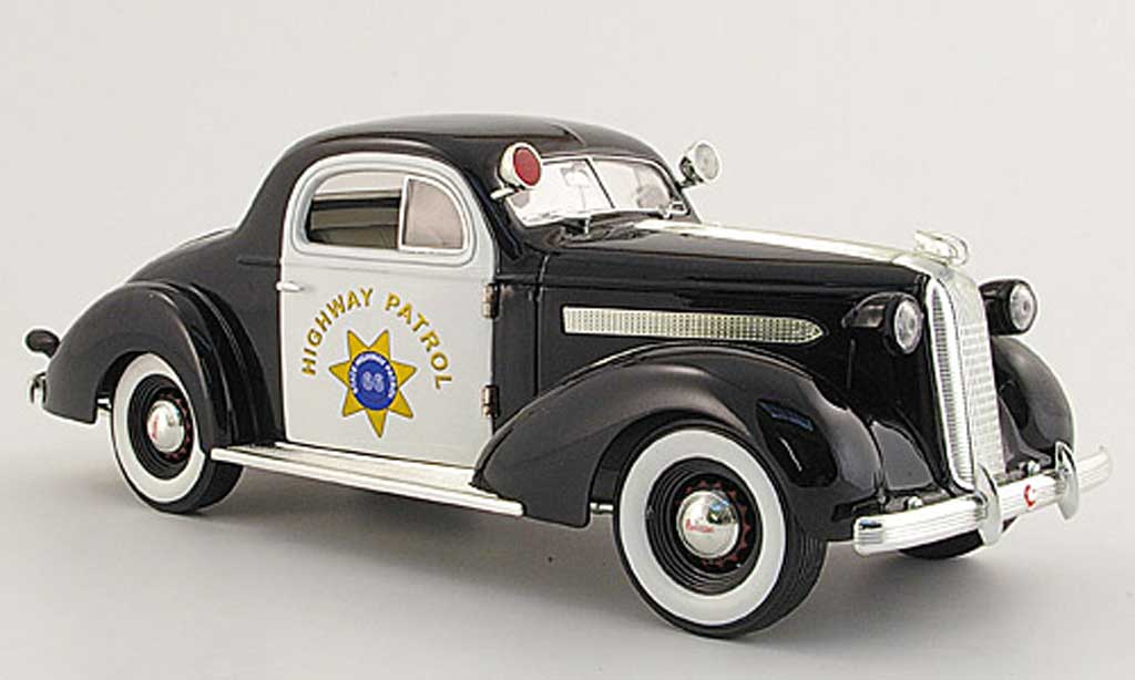 Pontiac De Luxe 1/18 Signature Highway Patrol black/white 1936 diecast model cars