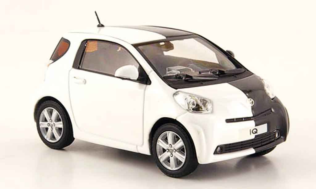 Toyota IQ 1/43 Minichamps white black autosalon genf 2009 diecast model cars