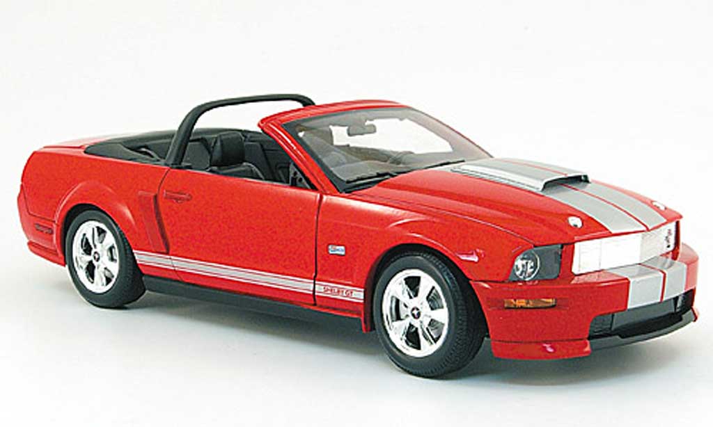 Shelby GT 1/18 Shelby Collectibles cabriolet red avec bandes whites 2008 diecast model cars