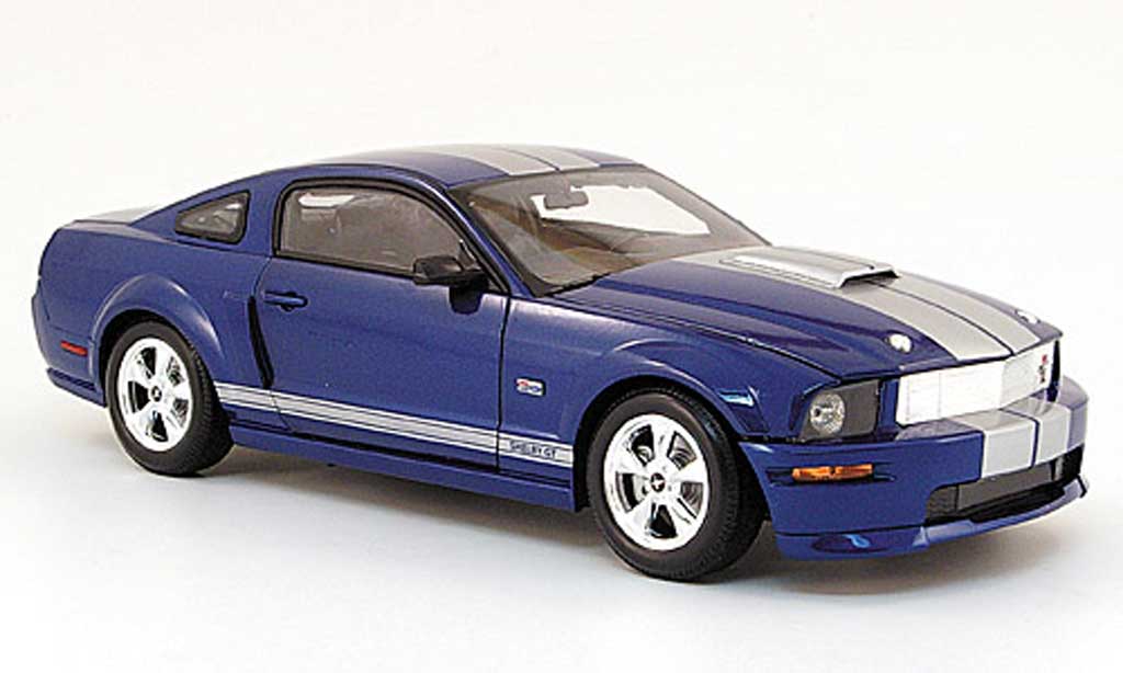 Shelby GT 1/18 Shelby Collectibles coupe blue avec bandes 2008 diecast model cars
