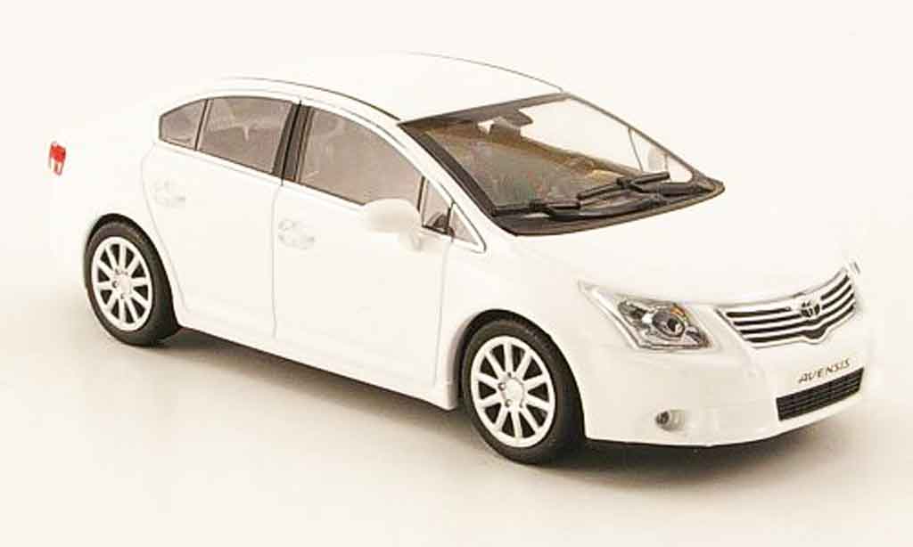 Toyota Avensis 1/43 Minichamps white 2009 diecast model cars