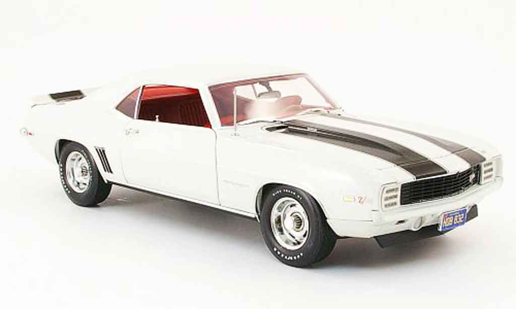 Chevrolet Camaro Z28 1/18 Highway 61 Z28 rs creme white/black 1969 diecast model cars