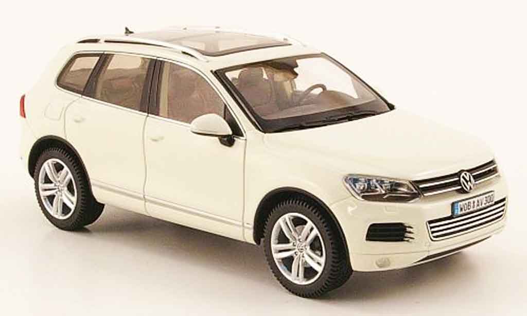 Volkswagen Touareg 1/43 Schuco ii white 2010 diecast model cars