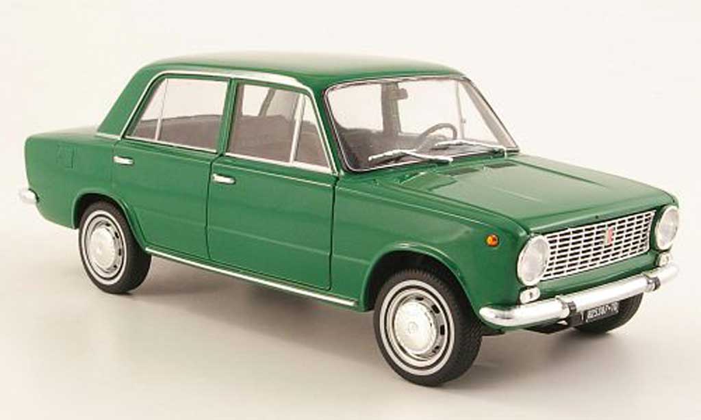 Fiat 124 1/18 IST Models grun 1966 diecast model cars