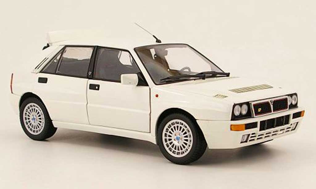 Lancia Delta HF Integrale 1/18 Kyosho HF Integrale integrale evoluzione 2 white diecast model cars