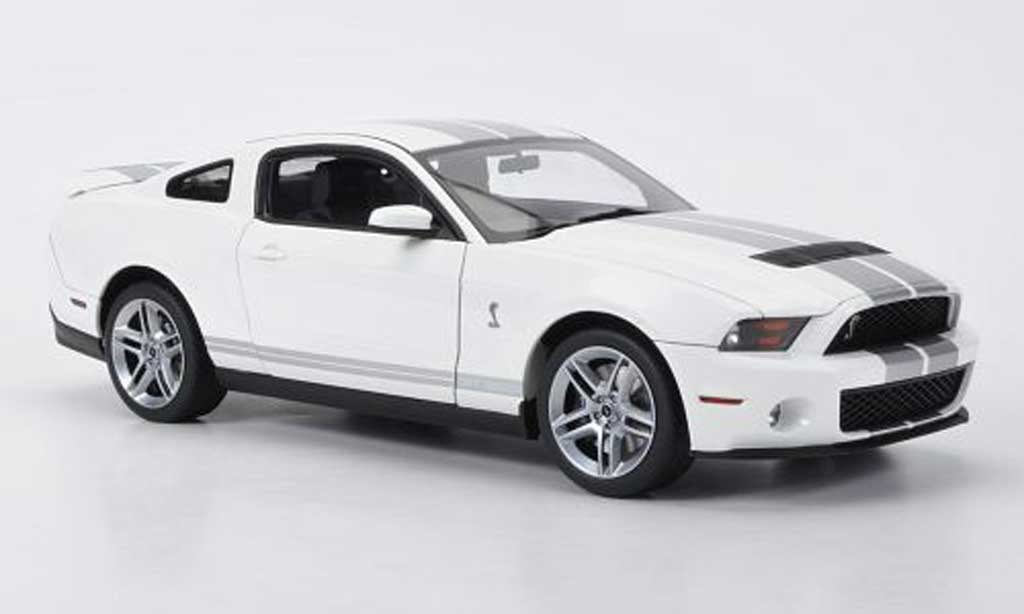 Shelby GT 500 1/18 Autoart white mit grey metalliseenen Streifen 2010 diecast model cars