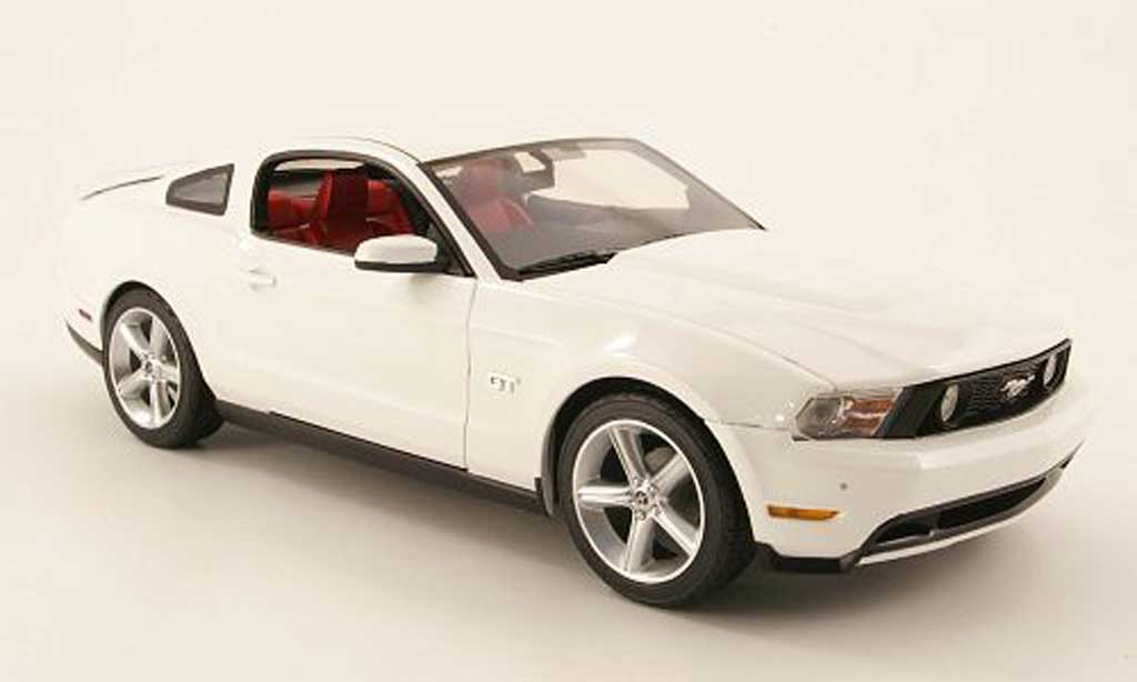 Ford Mustang GT 1/18 Greenlight GT white 2010 diecast model cars