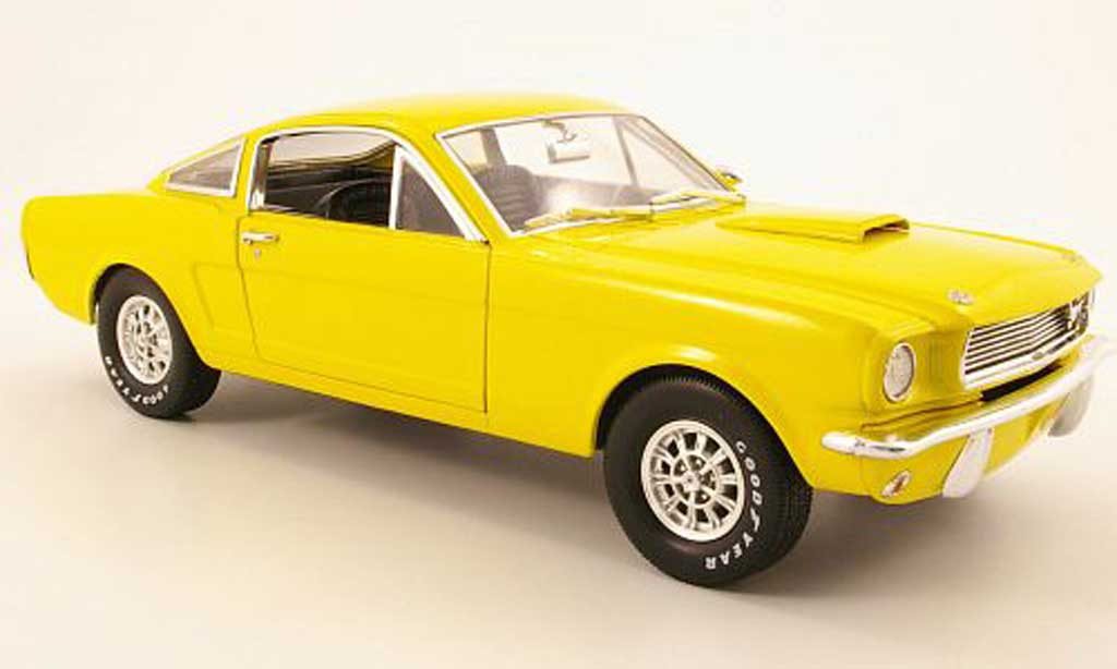 Shelby GT 350 1966 1/18 Shelby Collectibles 1966 yellow diecast model cars