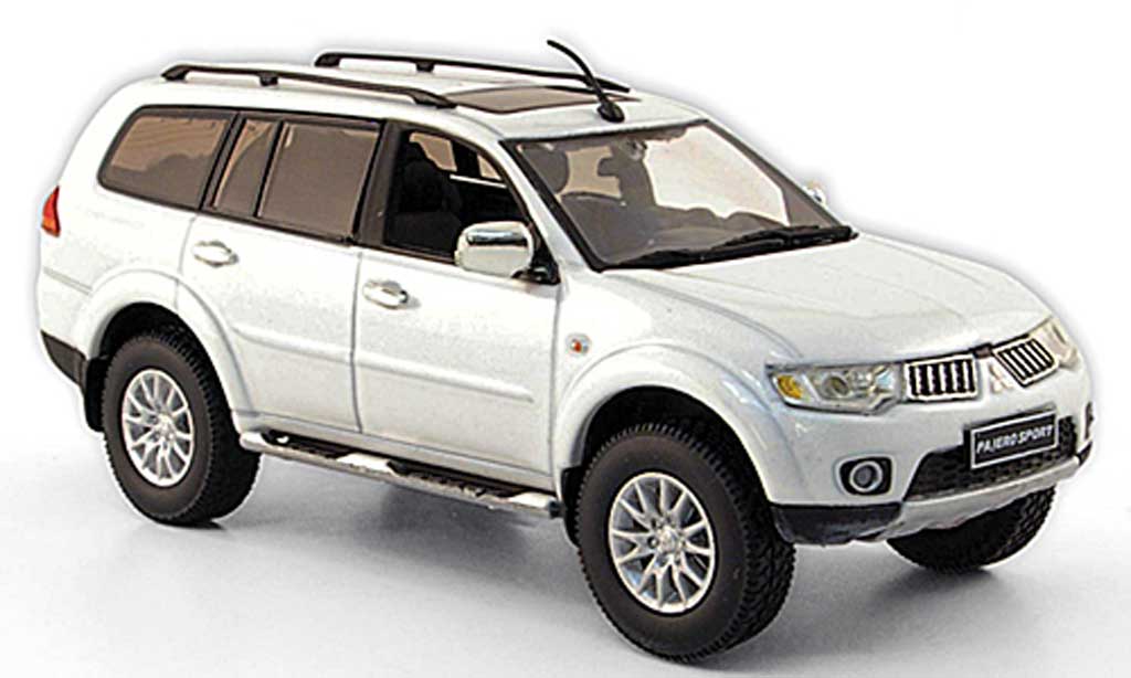 Mitsubishi Pajero 1/43 Vitesse Sport white 2009 diecast model cars