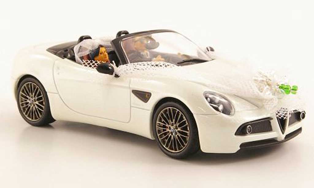 Alfa Romeo 8C 1/43 M4 Spyder white Just Married avec 2 Figuren diecast model cars
