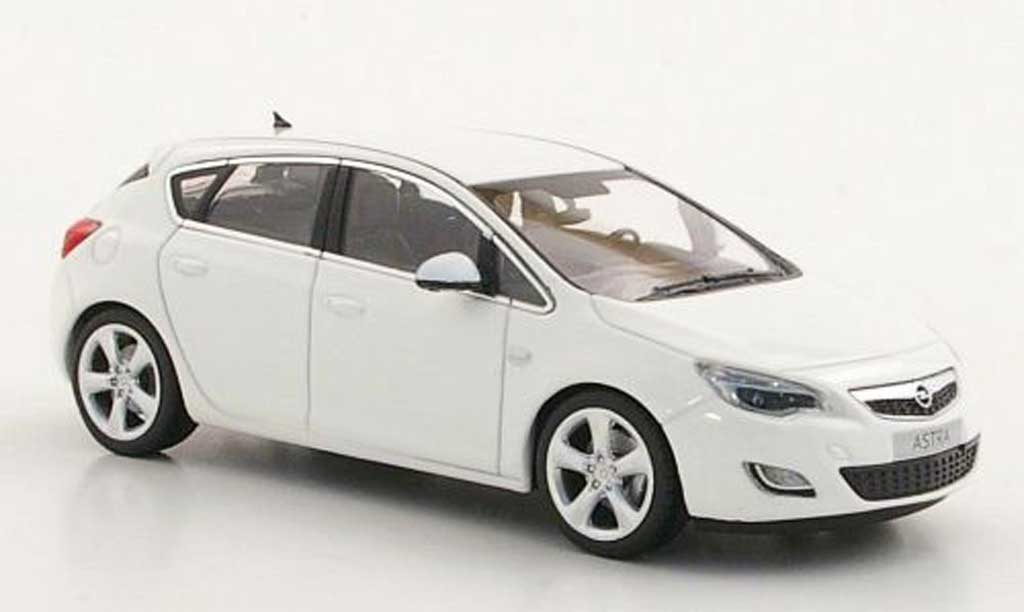 Opel Astra 1/43 Minichamps white 2010 diecast model cars