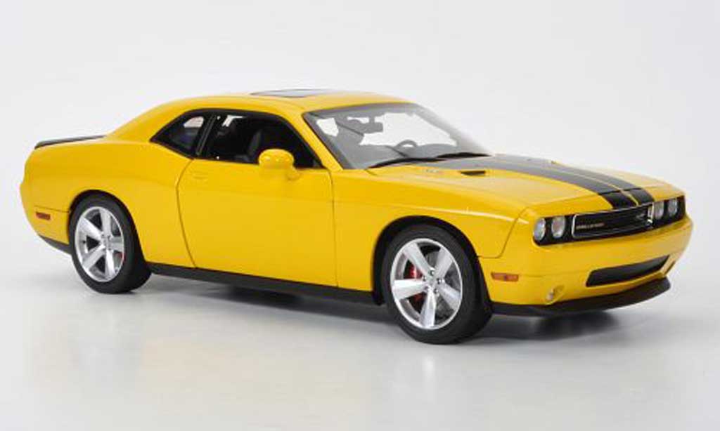 Dodge Challenger 2010 1/18 Highway 61 2010 SRT8 yellow/matt black diecast model cars