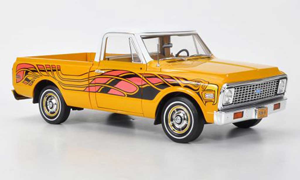 Chevrolet C-10 1/18 Highway 61 Fleetside Pick Up yellow/white mit Dekoration 1969 diecast model cars