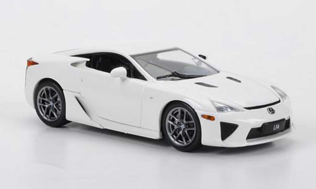 Lexus LFA 1/43 Minichamps white avec Figur 2010 diecast model cars