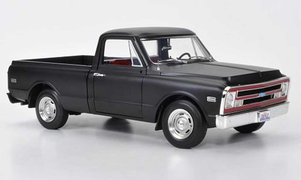 Chevrolet C-10 1/18 Highway 61 Fleetside Pickup matt black 1968 diecast model cars
