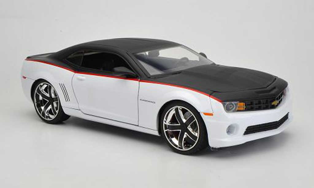 Chevrolet Camaro SS 1/18 Jada Toys SS white/matt black 2010 diecast model cars