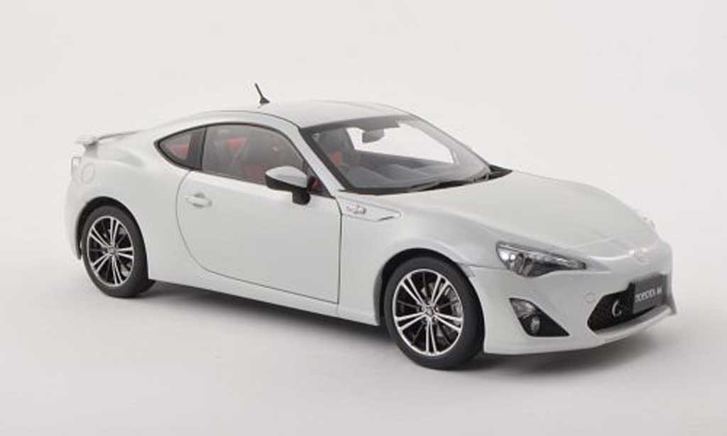 Toyota 86 2012 1/18 Autoart 2012 GT Limited (Asian Version/RHD) white diecast model cars