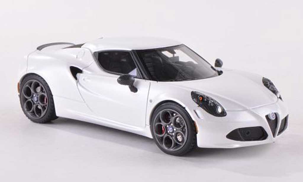 Alfa Romeo 4C 1/43 Look Smart Launch Edition matt-white 2013 diecast model cars