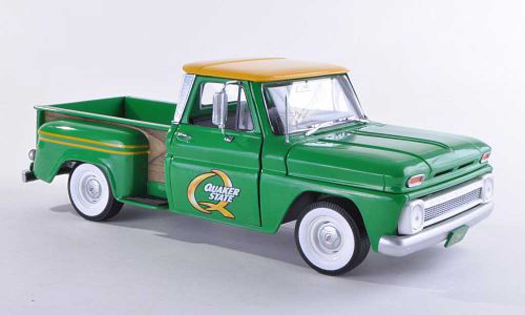 Chevrolet C-10 1/18 Greenlight Stepside Quaker State green 1965 diecast model cars