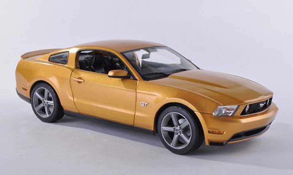 Ford Mustang 2010 1/18 Greenlight 2010 GT dore diecast model cars