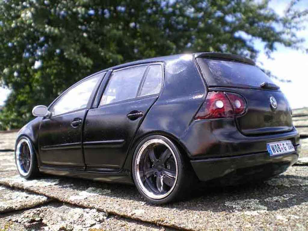Volkswagen Golf GTI men in black 2 1/18 Burago