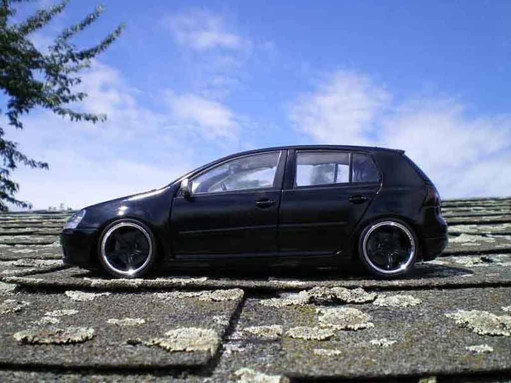 Volkswagen Golf GTI men in black 2 1/18 Burago