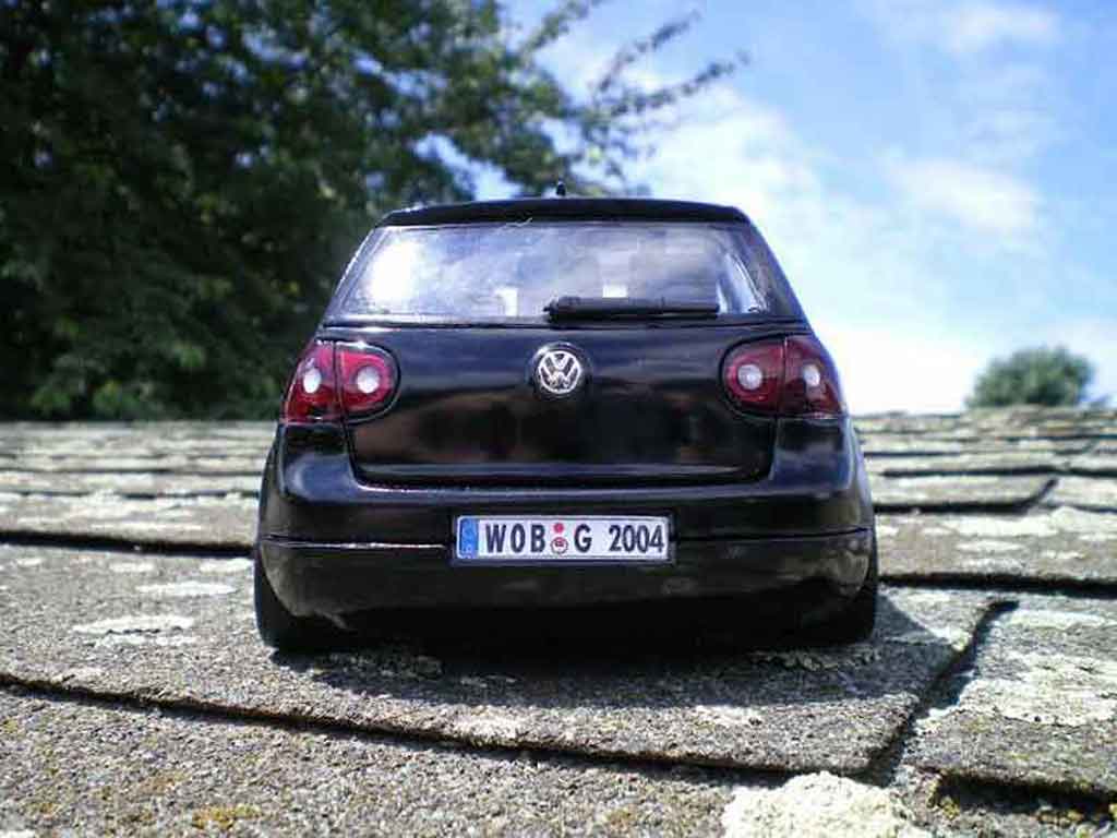 Volkswagen Golf GTI men in black 2 1/18 Burago