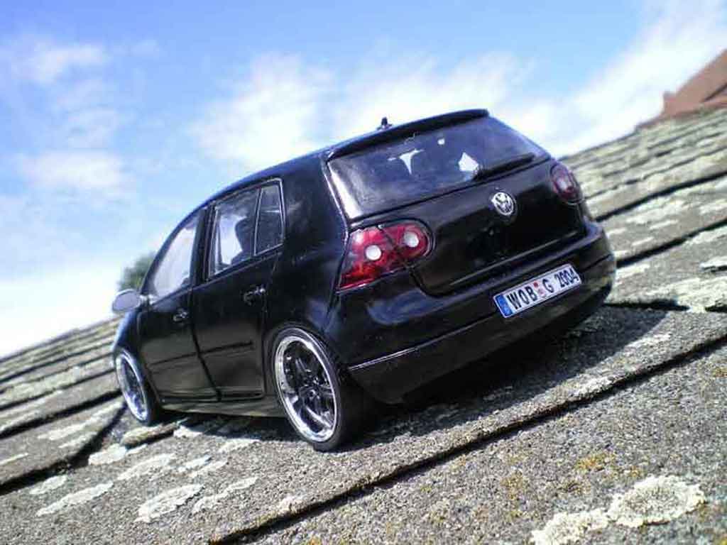 Volkswagen Golf GTI men in black 2 1/18 Burago