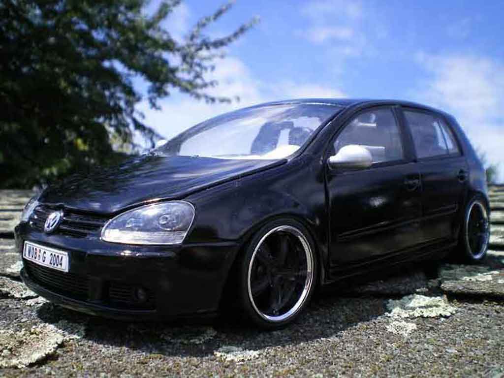 Volkswagen Golf V GTI 1/18 Burago V GTI men in black 2 diecast model cars