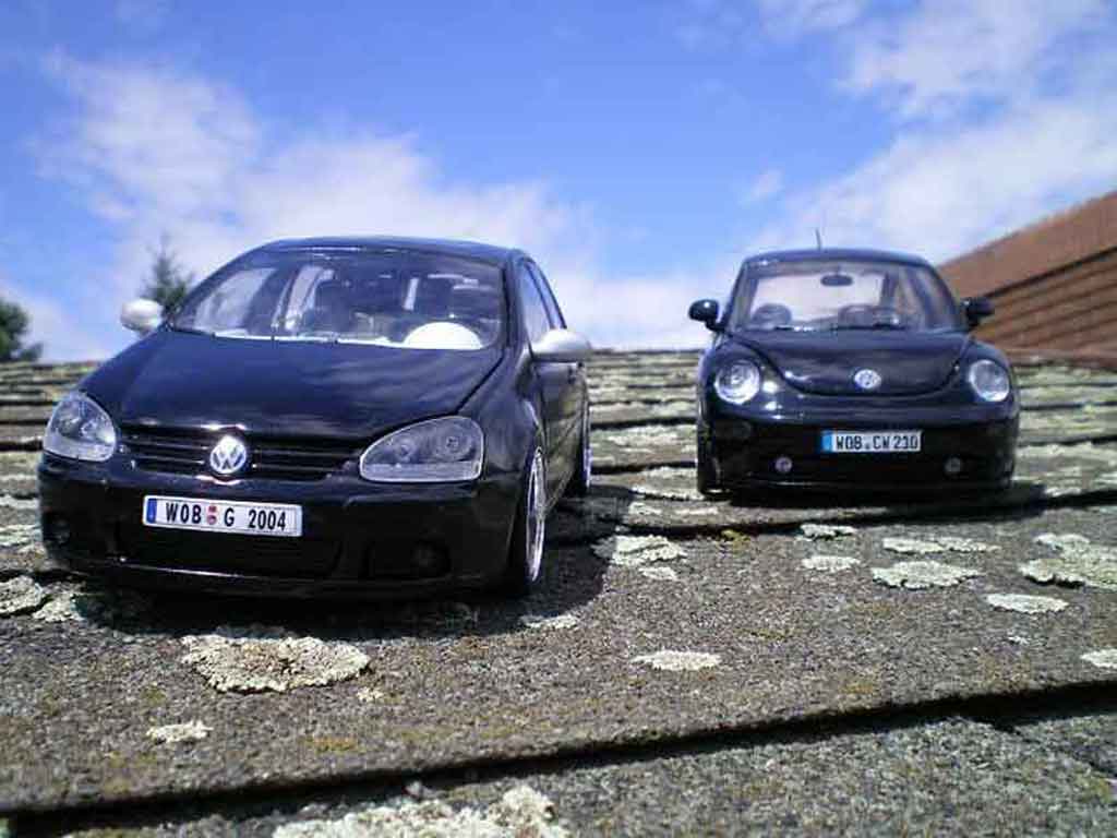 Volkswagen Golf GTI men in black 2 1/18 Burago