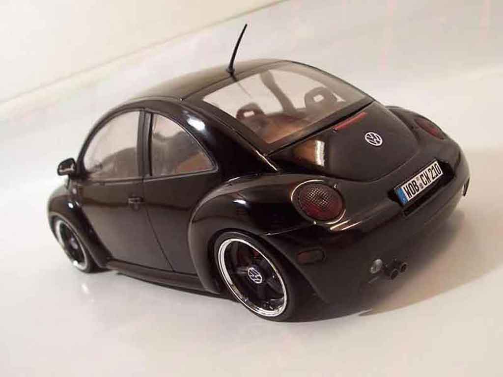 Volkswagen New Beetle Base men in black 1/18 Solido
