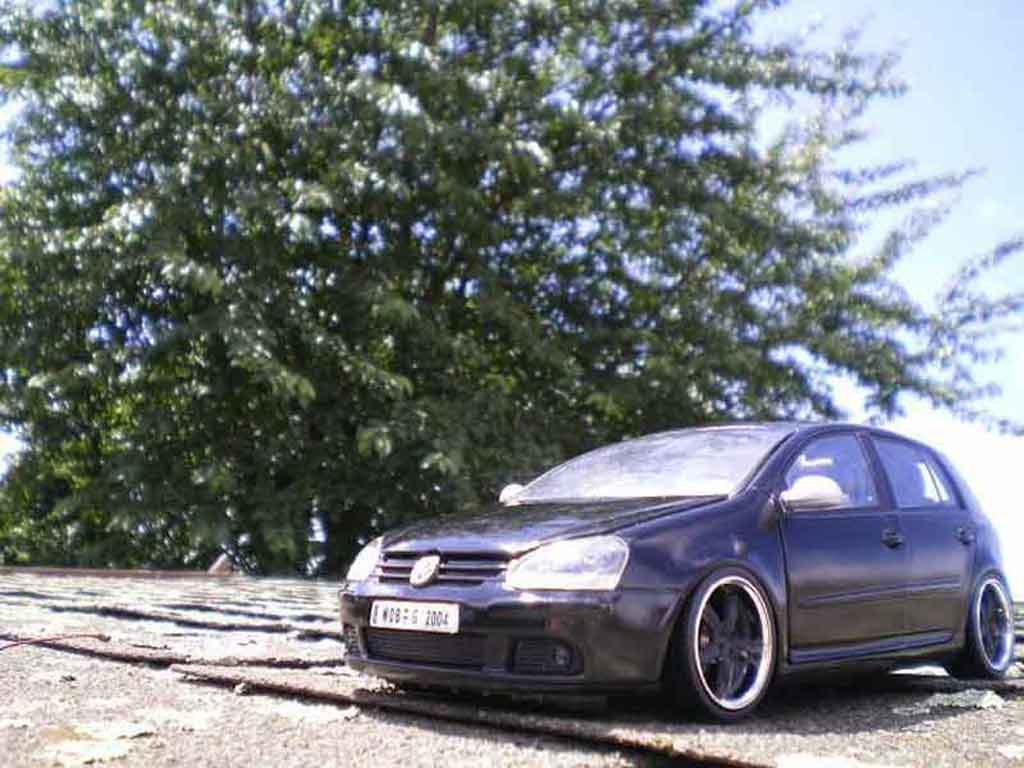 Volkswagen Golf GTI men in black 2 1/18 Burago