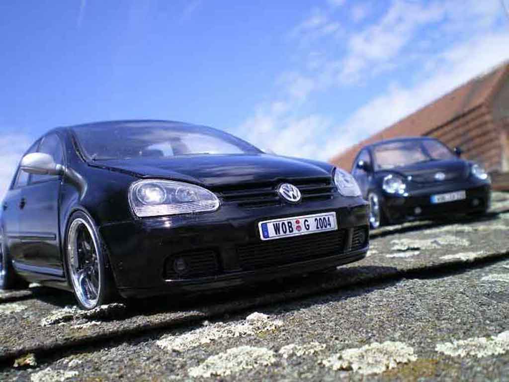 Volkswagen Golf GTI men in black 2 1/18 Burago