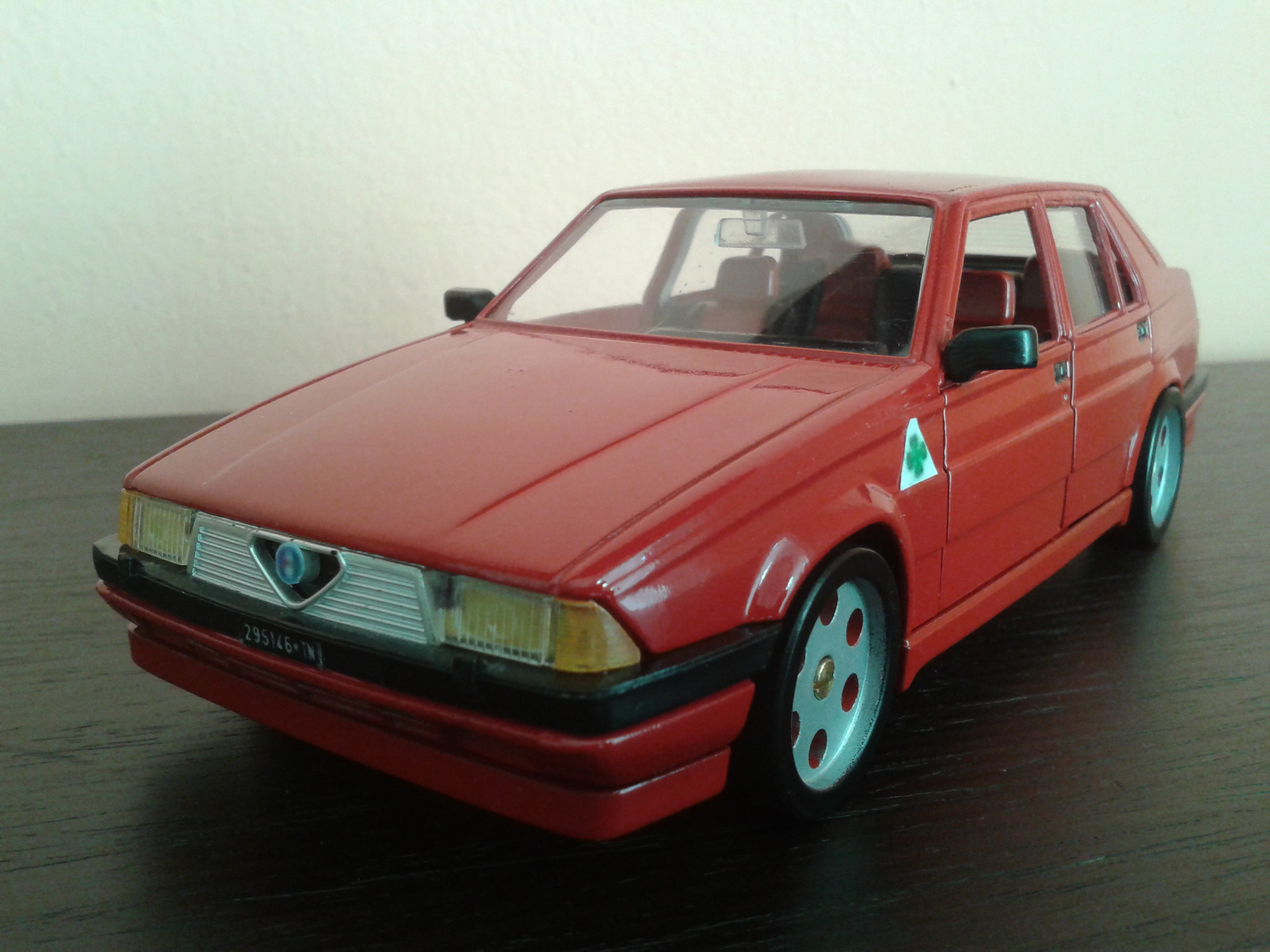 Alfa Romeo 75 1/18 Burago red jantes metal diecast model cars
