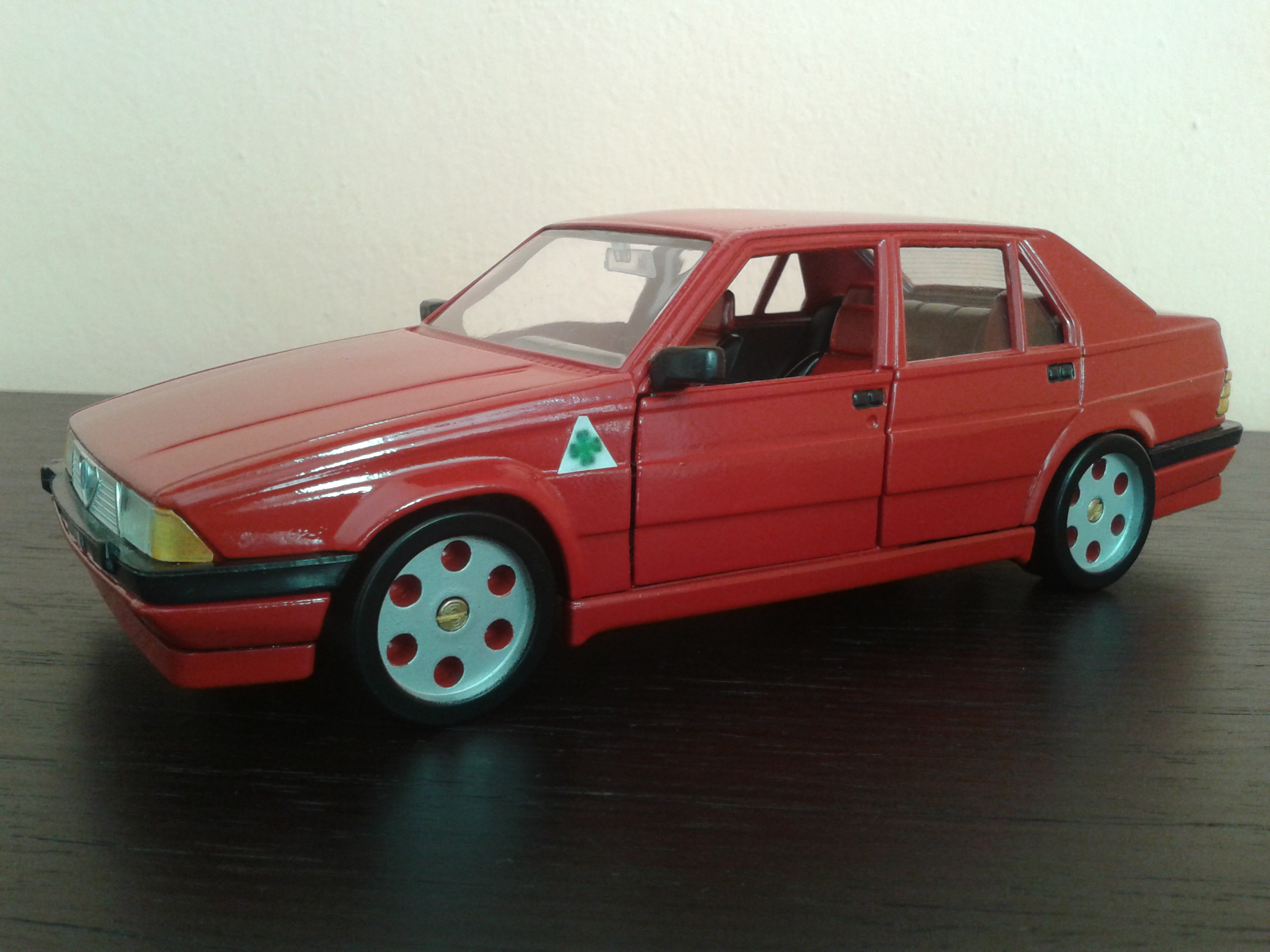 Alfa Romeo 75 berline red jantes metal 1/18 Burago