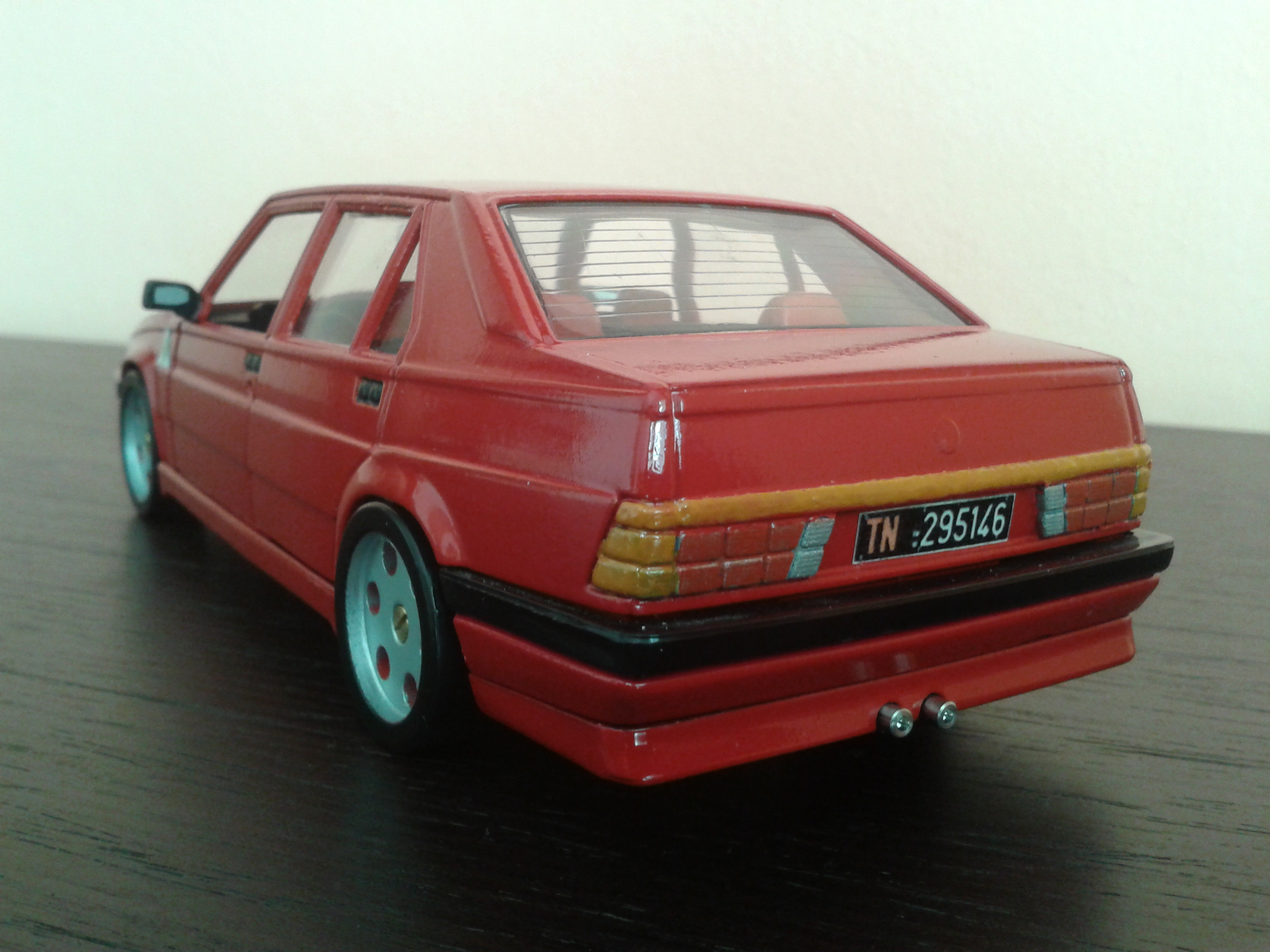 Alfa Romeo 75 berline red jantes metal 1/18 Burago