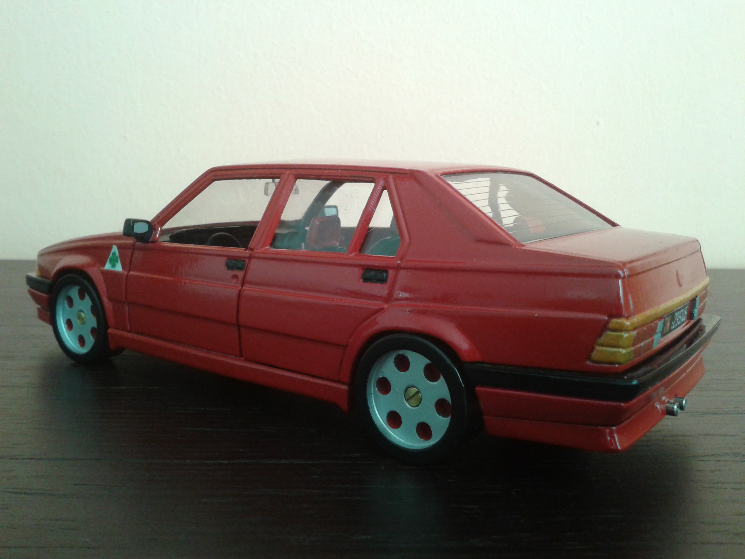 Alfa Romeo 75 berline red jantes metal 1/18 Burago
