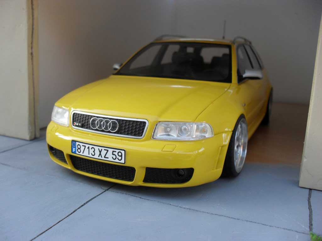 Audi RS4 berline yellow jantes BBS 19 pouces 1/18 Ottomobile
