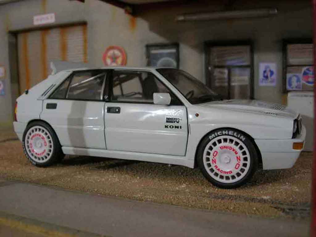 Lancia Delta HF Integrale evolution 2 street race 1/18 Kyosho