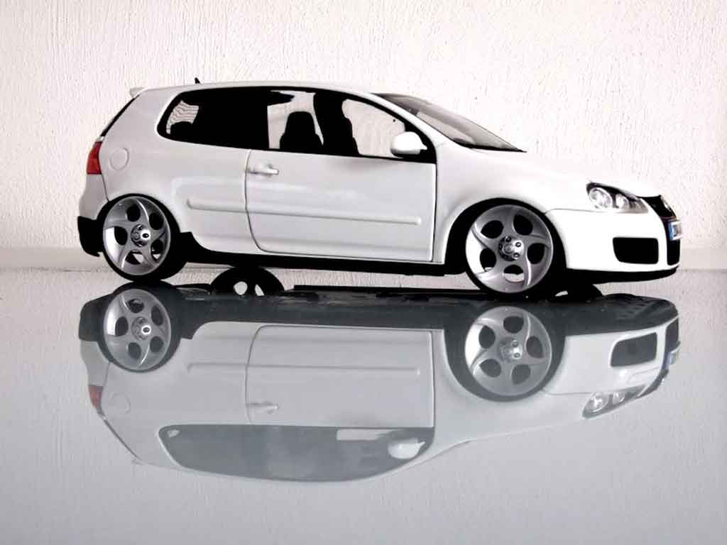 Volkswagen Golf GTI jantes alphard 1/18 Norev