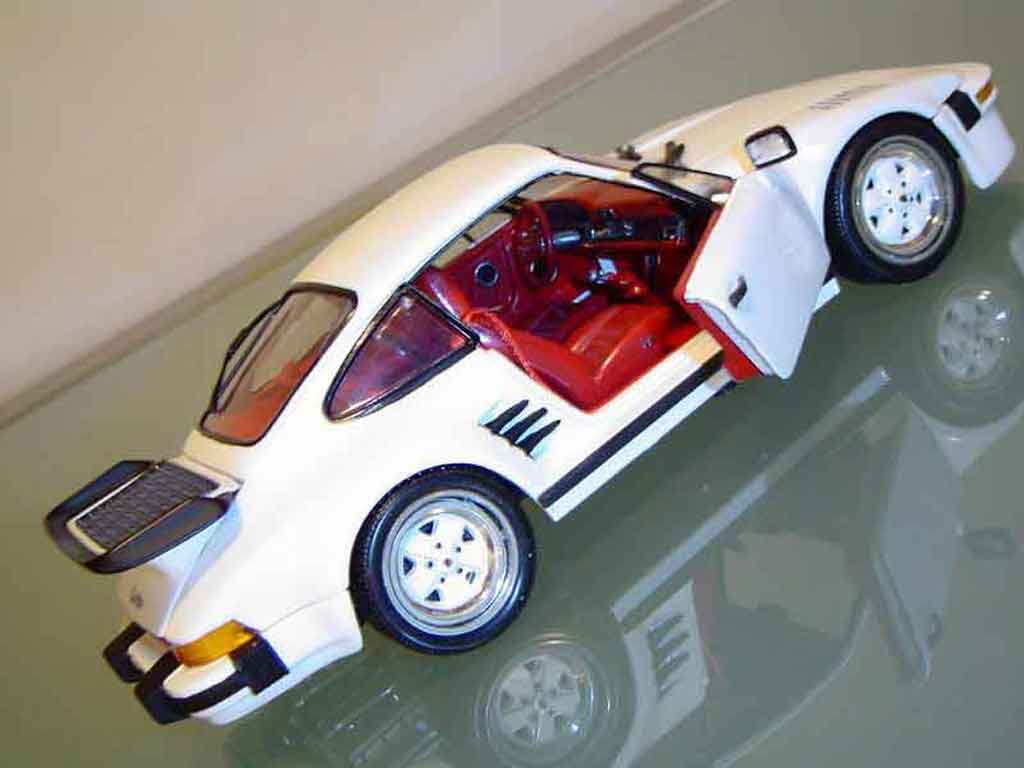 Porsche 911 Turbo Flat Nose type 1/18 Revell