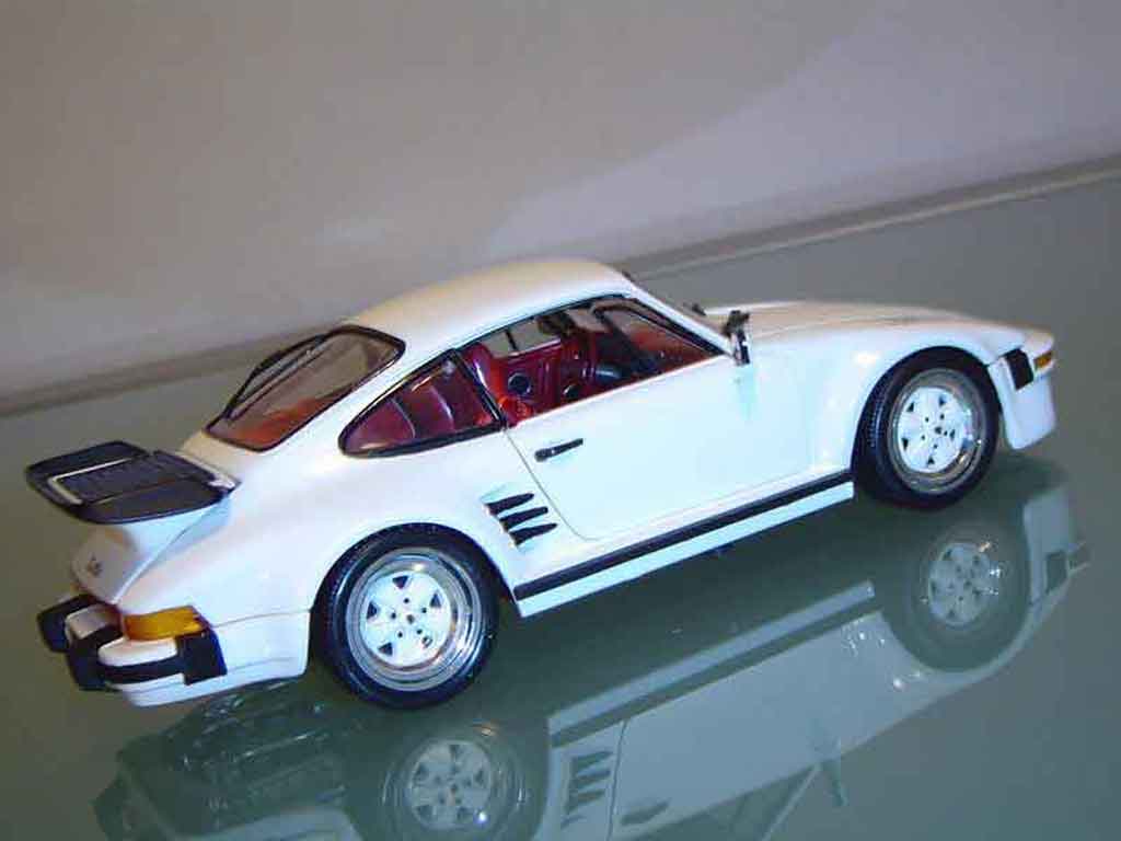 Porsche 911 Turbo Flat Nose type 1/18 Revell
