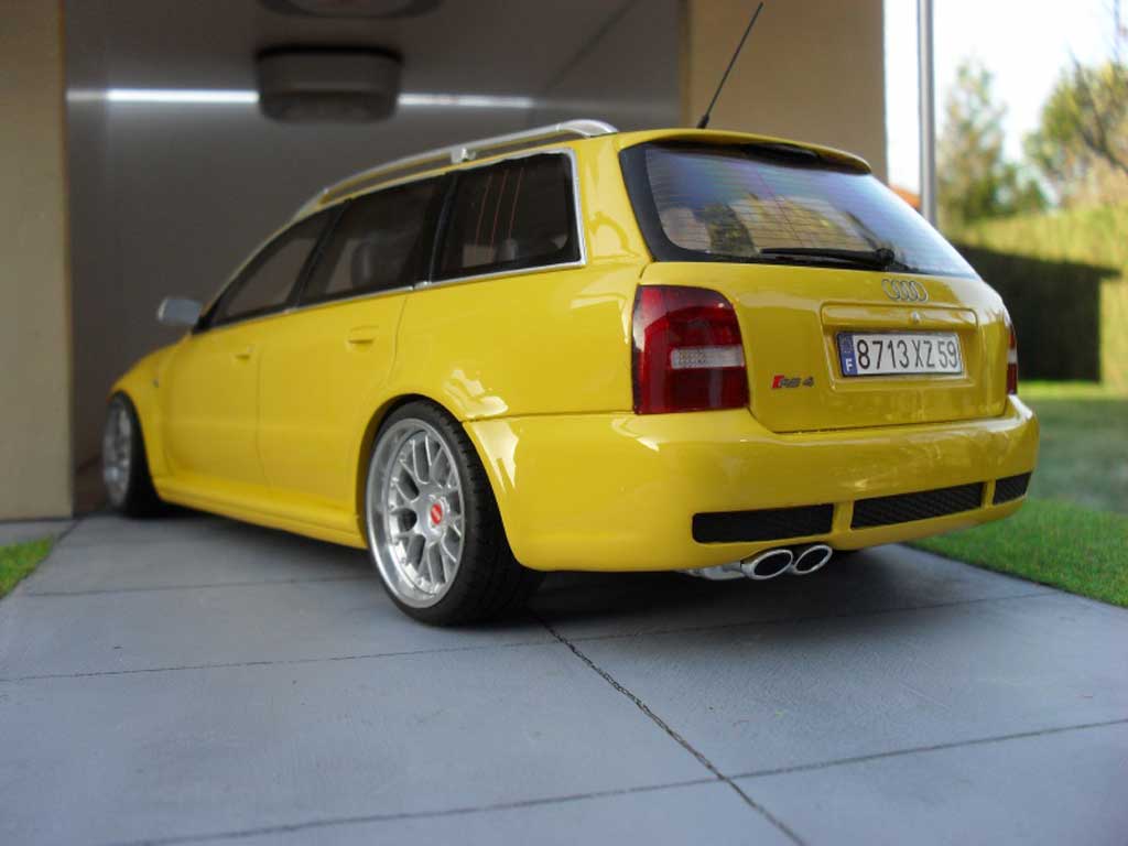 Audi RS4 berline yellow jantes BBS 19 pouces 1/18 Ottomobile